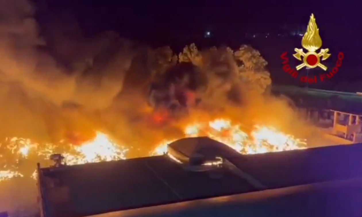 Ιταλία: Μεγάλη φωτιά σε μονάδα επεξεργασίας πλαστικών στη Σικελία – Δείτε βίντεο