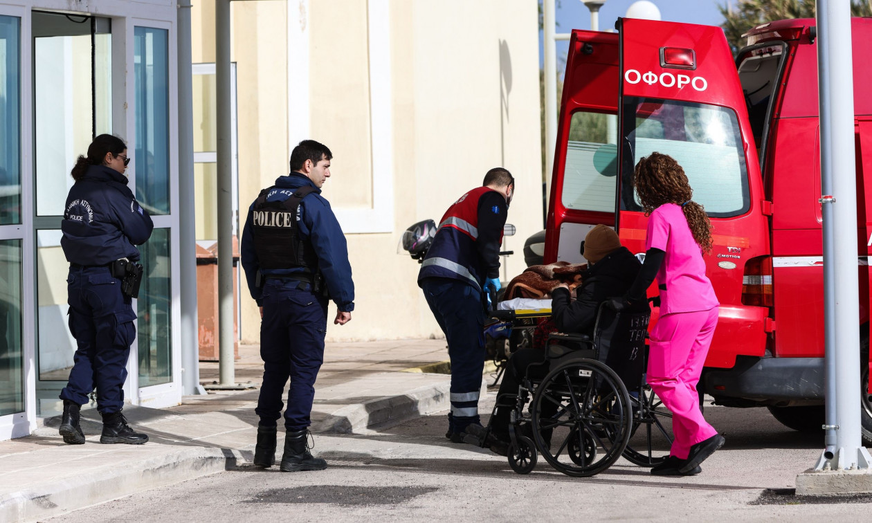 Χίος: Συγκινούν γιατροί και νοσηλευτές – «Κρατήσαμε το χέρι τους ενώ μόλις έχασαν τους δικούς τους»
