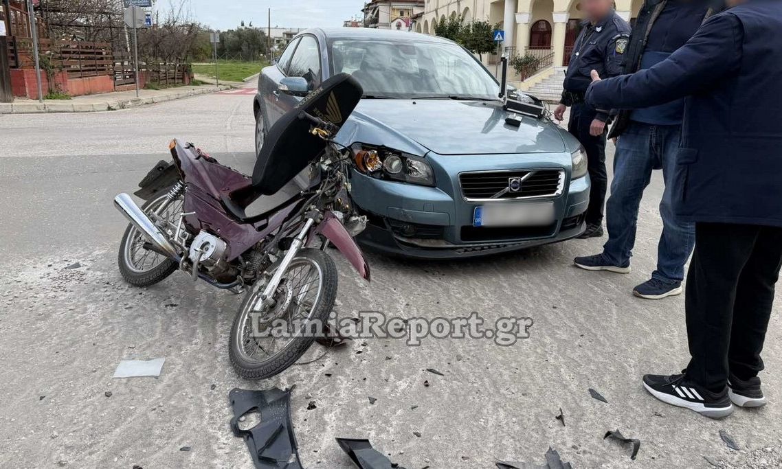 Λαμία: Νεαρός οδηγός μοτοσικλέτας στο νοσοκομείο έπειτα από σύγκρουση με αυτοκίνητο – Βίντεο