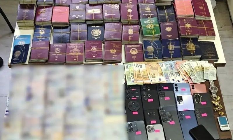 Συλλήψεις για διακίνηση κλεμμένων ταξιδιωτικών εγγράφων – Κατασχέθηκαν εκατοντάδες κλεμμένα έγγραφα