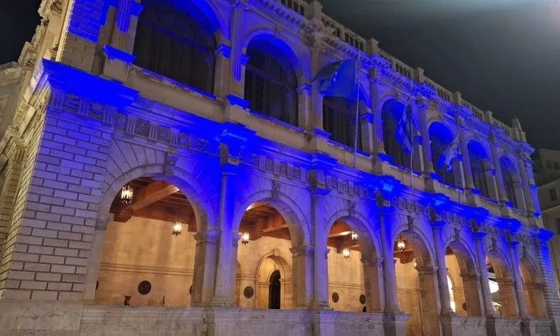 Ηράκλειο: Στα μπλε «ντύθηκε» η Λότζια για την Παγκόσμια Ημέρα κατά του καρκίνου