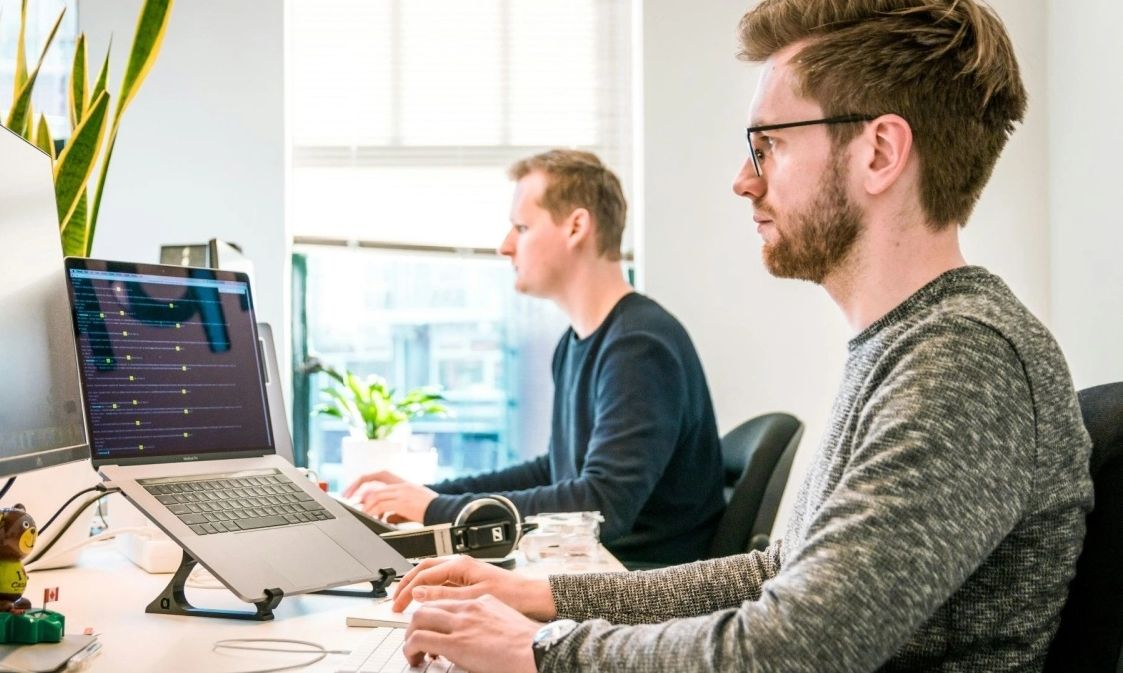 Τεμπελάκος υπάλληλος δεν «ψήνεται» να δουλέψει: Τον απολύουν και τους παίρνει αποζημίωση 40.000 ευρώ