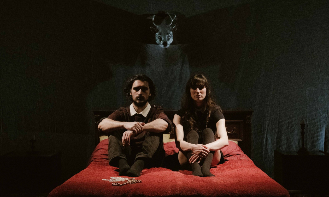 Δημοτικό Θέατρο Πειραιά: Πρώτες φωτογραφίες από «Το ξενοδοχείο η νύχτα που πέφτει»