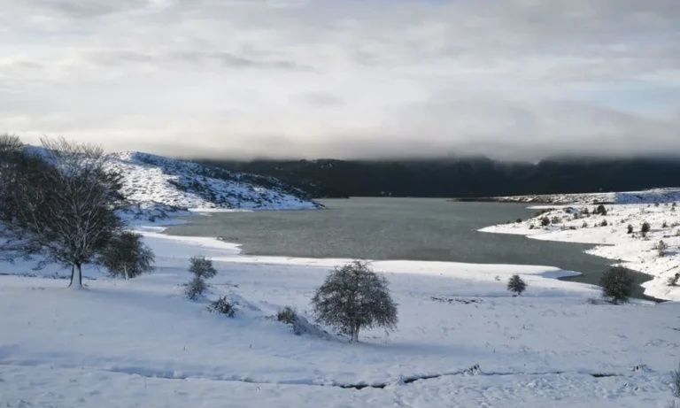 Ήπειρος: «Περιπέτεια» στα χιόνια για Σαουδάραβα τουρίστα – Εγκλωβίστηκε και η οδική βοήθεια