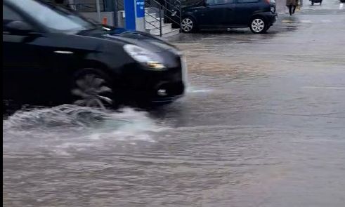 Ισχυρή βροχή στην Αττική: «Ποτάμια» οι δρόμοι στη Σαλαμίνα – Βίντεο