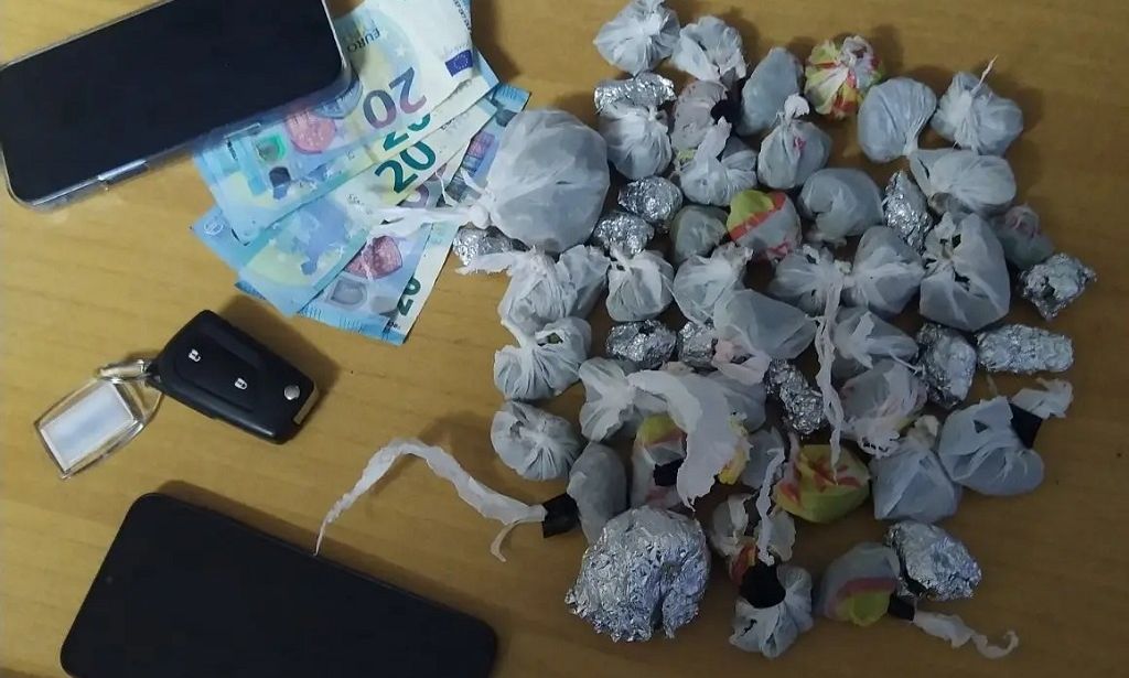 Γλυφάδα: Συνελήφθη 28χρονος για διακίνηση ναρκωτικών – Έκρυβε τις ουσίες στον αεραγωγό οχήματος