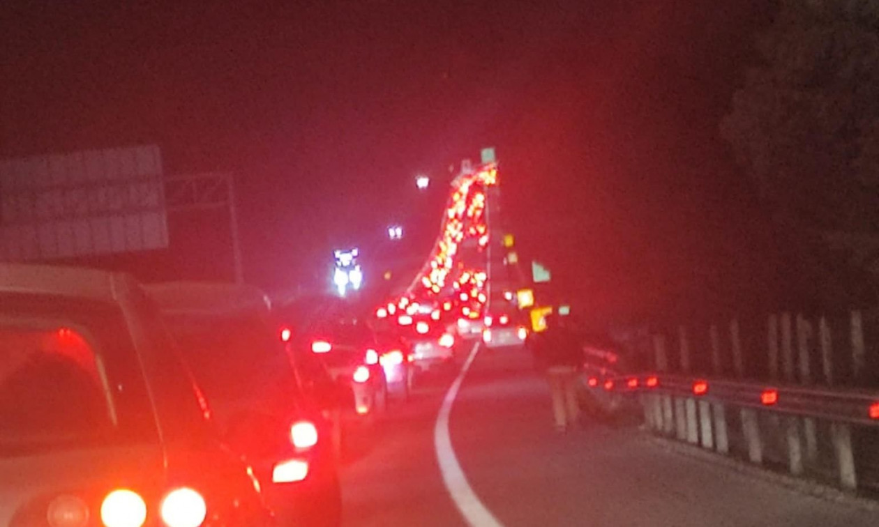 Σύγκρουση λεωφορείου με ΙΧ στον Σκαραμαγκά: Προβλήματα στην Αθηνών – Κορίνθου