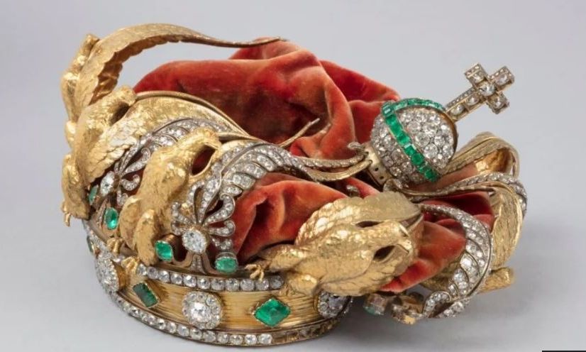 Μουσείο του Λούβρου: Oι πρώτες φωτογραφίες από το στέμμα της αυτοκράτειρας Ευγενίας