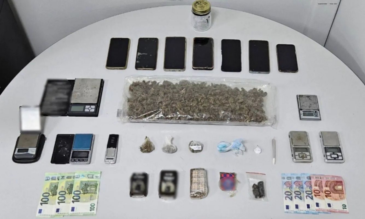 Θεσσαλονίκη: Οδηγός courier έκανε διανομή ναρκωτικών – Εξάρθρωση σπείρας με δίκτυο δεκάδων πελατών