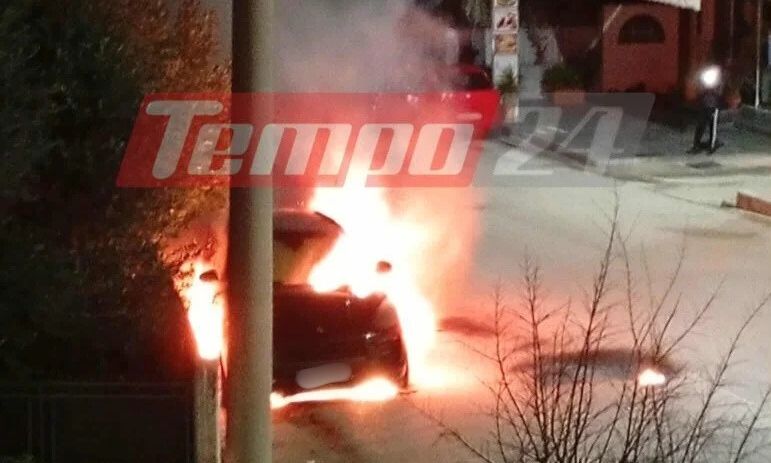 Πάτρα: Φωτιά σε δύο αυτοκίνητα – Υποψίες για εμπρησμό (Βίντεο)