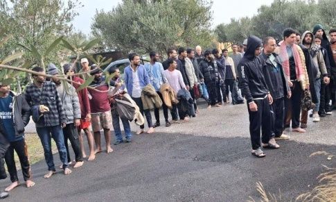 Κρήτη: Χειροπέδες σε 22χρονο διακινητή μεταναστών για τα 42 άτομα στην Άρβη