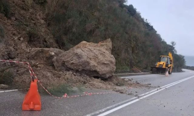 Κακοκαιρία: Κατολίσθηση στην εθνική οδό Ηγουμενίτσας – συνοριακού σταθμού Μαυροματίου