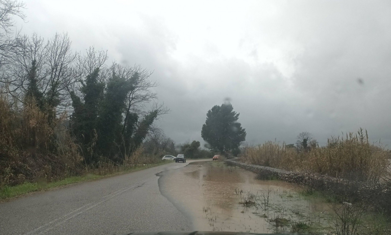 Κακοκαιρία στην Ηλεία: «Φούσκωσε» ο Αλφειός – Κλειστός ο δρόμος προς Καλυβάκια