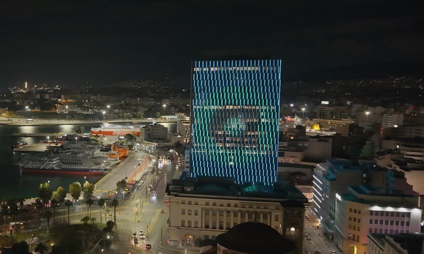 Η νέα εποχή Allwyn είναι εδώ και «έντυσε» με τα χρώματά της τον Πύργο του Πειραιά