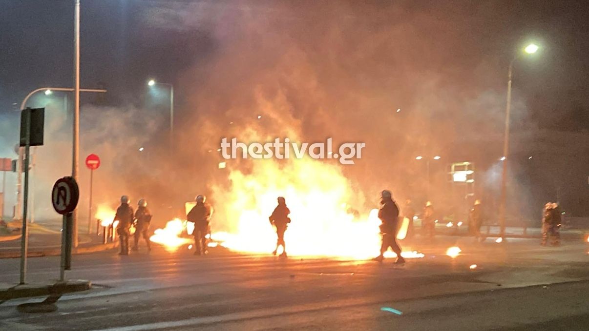 Θεσσαλονίκη: Επίθεση κουκουλοφόρων σε άνδρες των ΜΑΤ – Μολότοφ και προσαγωγές
