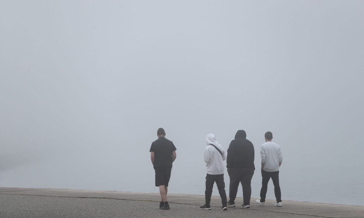 Θεσσαλονίκη: «Πέπλο» ομίχλης έχει καλύψει την πόλη – Προβλήματα στις πτήσεις και στους δρόμους