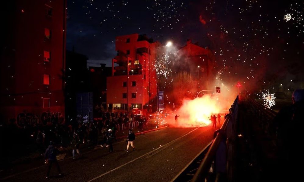 Επεισόδια στο Μιλάνο: Μπουκάλια και πυροτεχνήματα κατά αστυνομικών – Πέντε συλλήψεις – Βίντεο