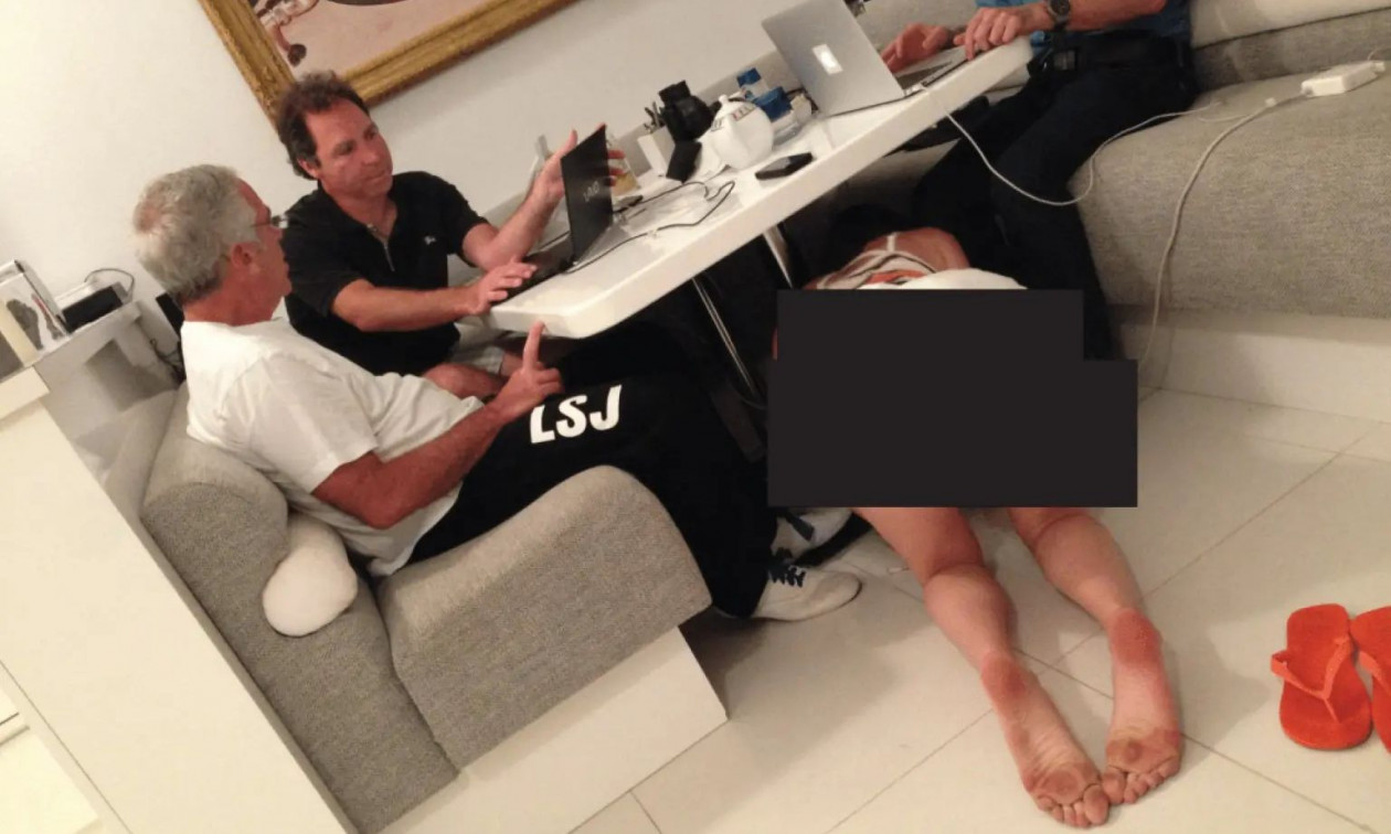 Nέα φωτογραφία: Ο Έπσταϊν με φίλους ατάραχοι ενώ γυναίκα σέρνεται με μπικίνι κάτω από το τραπέζι