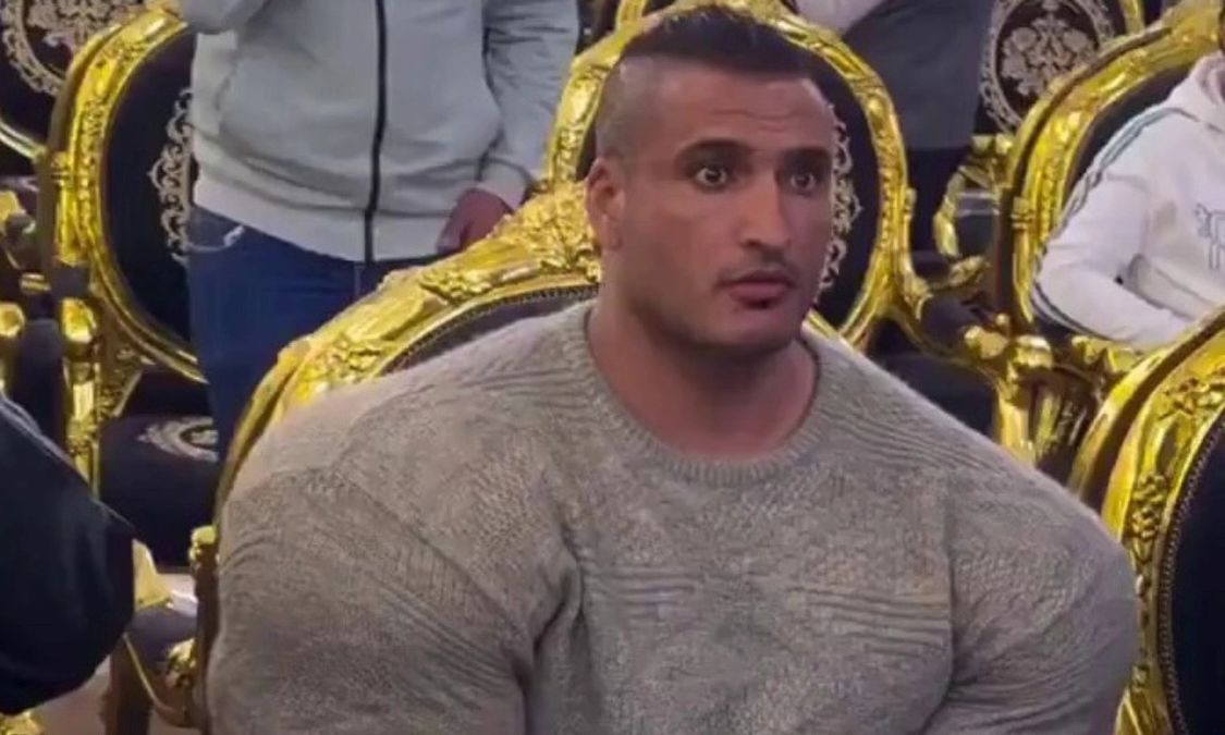 Αιγύπτιος σωματοφύλακας τράβηξε τα βλέμματα με την ασυνήθιστα ογκώδη σωματική του διάπλαση