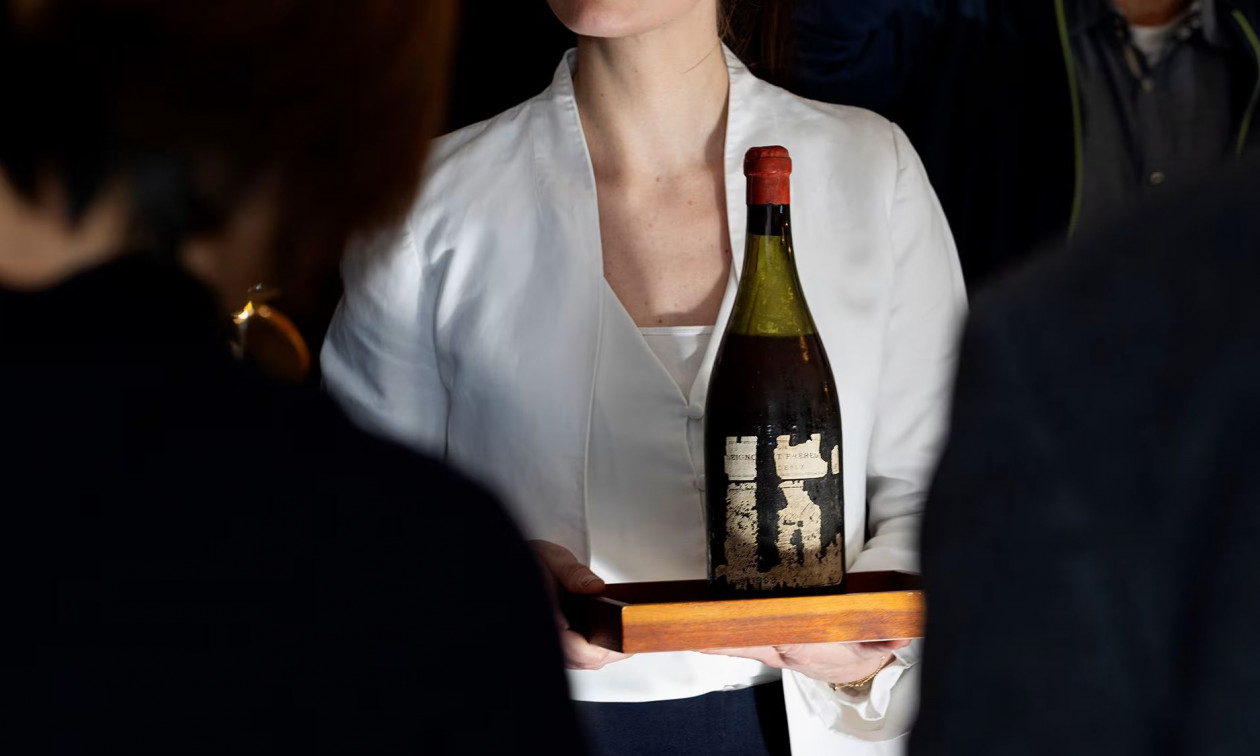 Επιχειρηματίας από την Σιγκαπούρη άνοιξε κρασί 127 ετών και οι sommeliers αποκάλυψαν τι γεύση είχε