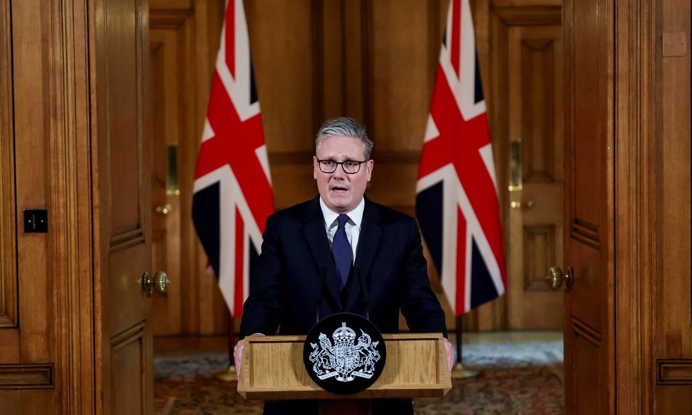 Explainer: Γιατί έφτασε να απειλείται με παραίτηση ο Βρετανός πρωθυπουργός