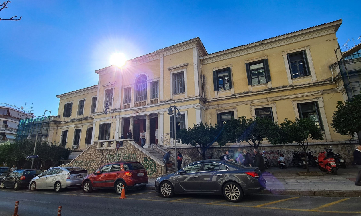 Οικογενειακό δράμα στη Λαμία: Εγκατέλειψε το 10χρονο ΑμεΑ παιδί της έξω από τα δικαστήρια κι έφυγε