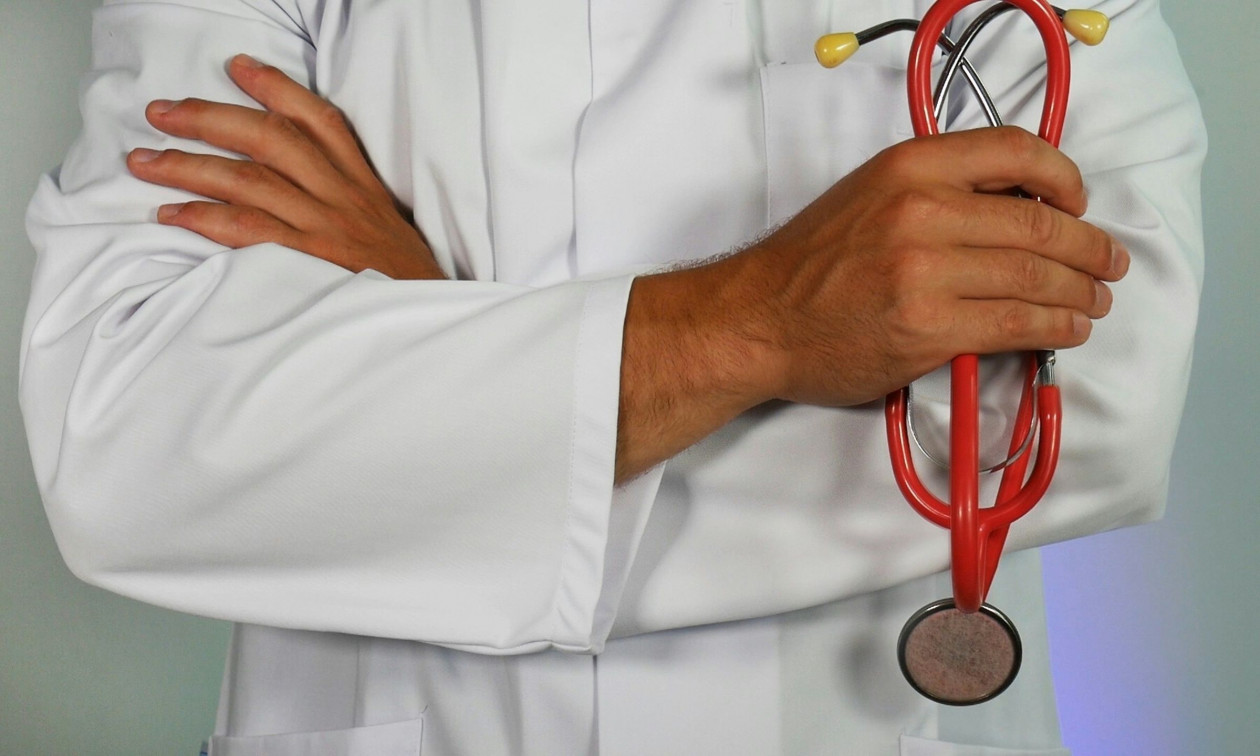 Το Ηνωμένο Βασίλειο προσλαμβάνει γιατρούς που θα μπορούν να εργάζονται ακόμη και από την παραλία