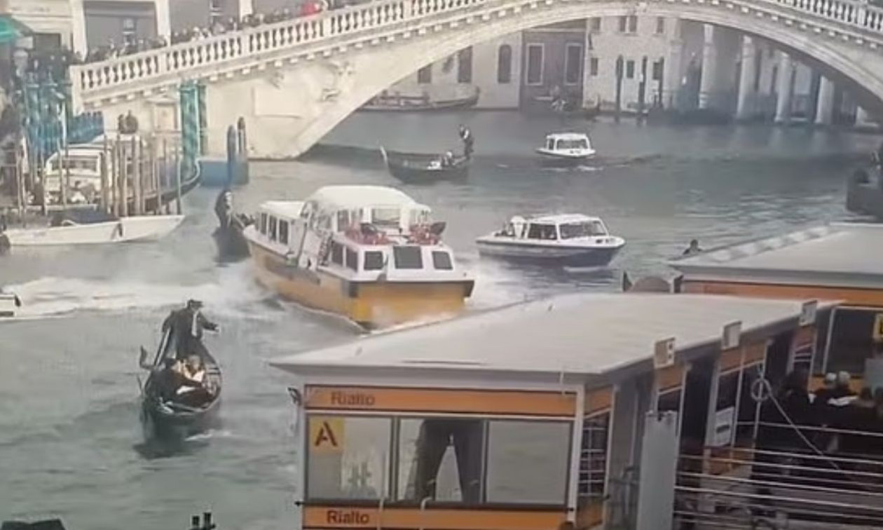 Βενετία: Τρελή πορεία σκάφους μέσα σε κανάλι – Συγκρούστηκε με γονδόλες, στο νερό οι επιβάτες