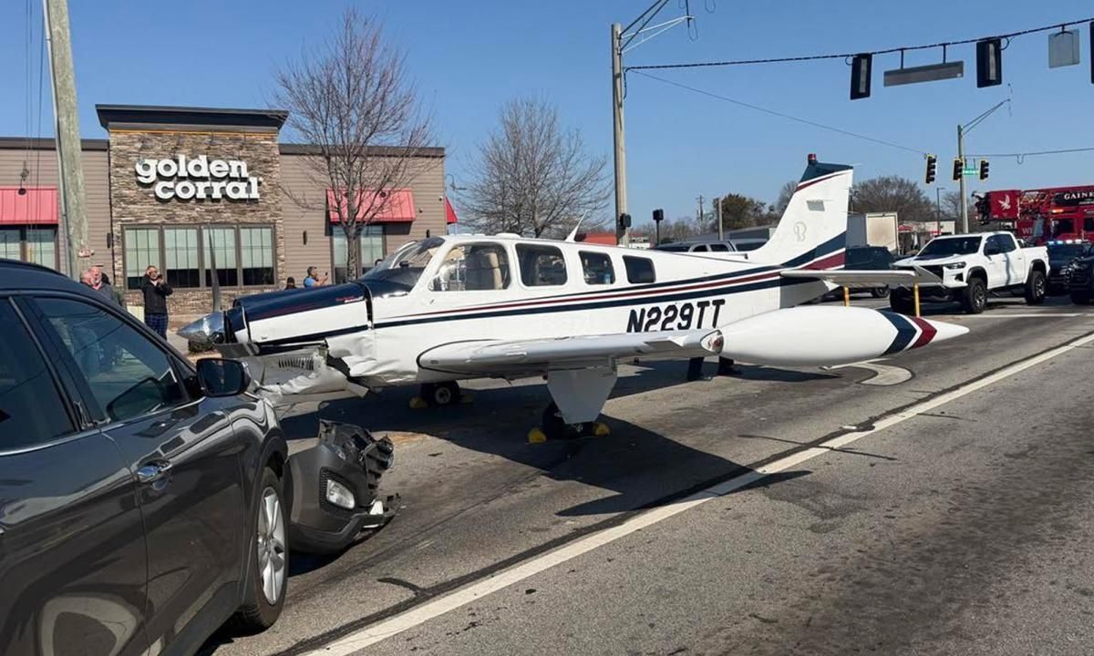 ΗΠΑ: Η στιγμή που αεροσκάφος κάνει αναγκαστική προσγείωση σε λεωφόρο – Βίντεο