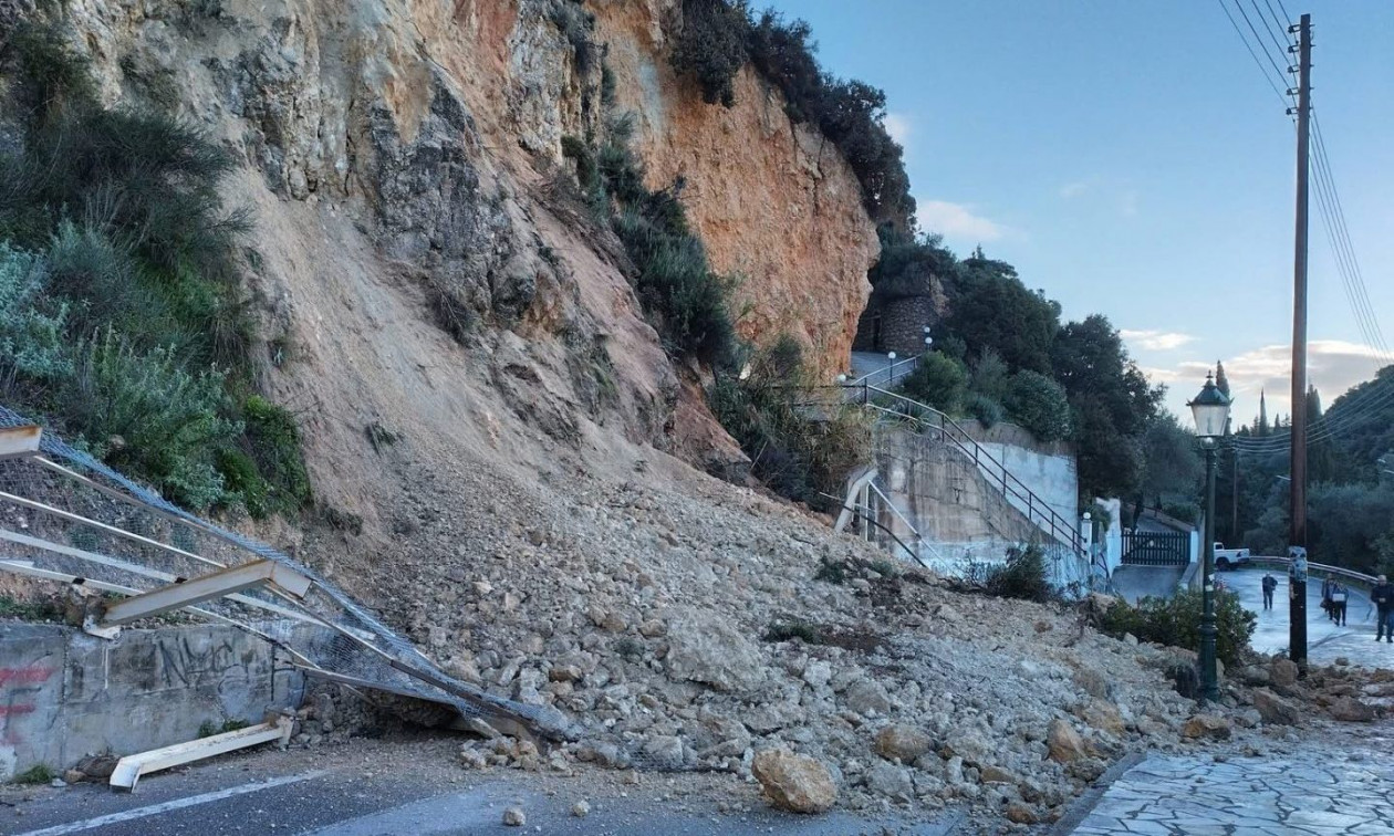 Κέρκυρα: Μεγάλη κατολίσθηση στην Παλαιοκαστρίτσα – Συνεργείο της Πολιτικής Προστασίας στο σημείο