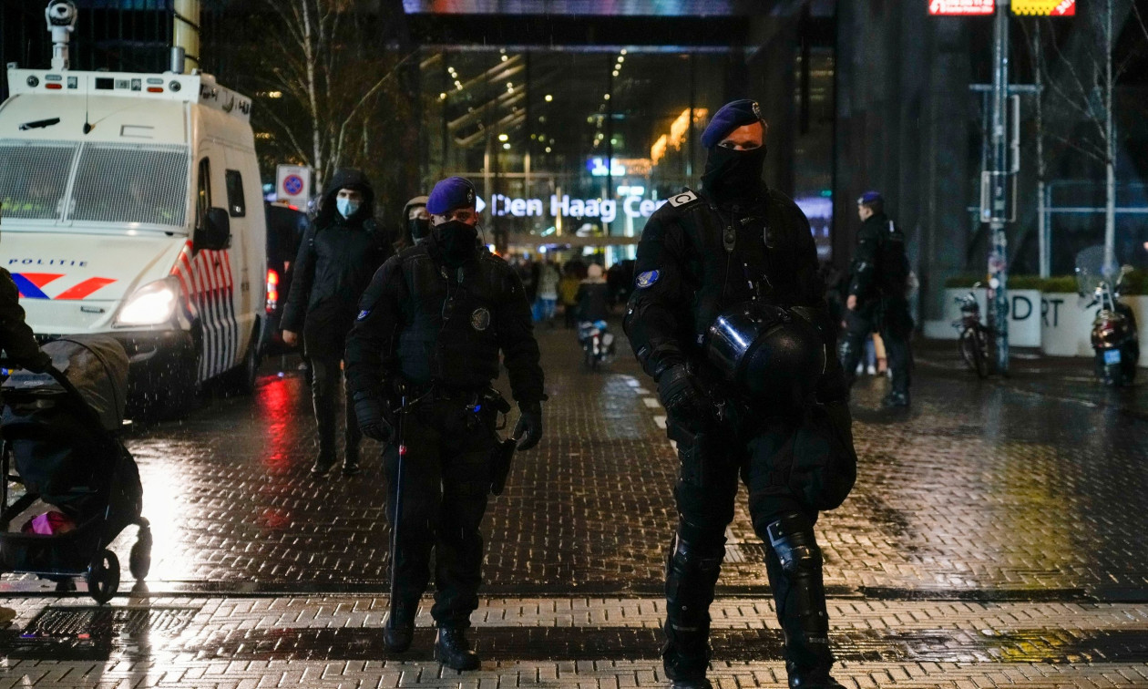 Ολλανδία: Χειροπέδες σε δεκαπέντε άτομα για προπαγάνδα υπέρ του Ισλαμικού Κράτους