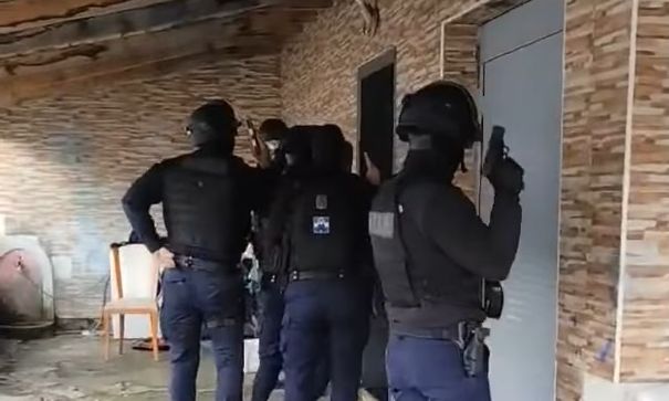 Δώδεκα συλλήψεις για ρευματοκλοπές σε αστυνομική επιχείρηση στη δυτική Αττική – Βίντεο