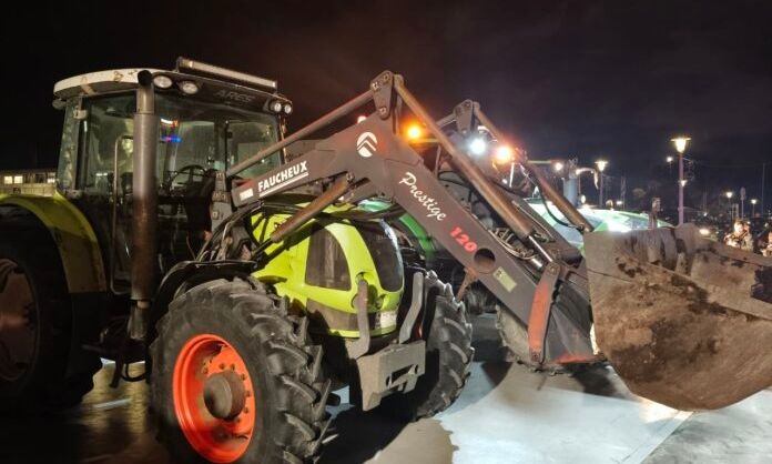 Αγρότες: Συμβολική «πολιορκία» του λιμανιού του Βόλου από τρακτέρ και οχήματα