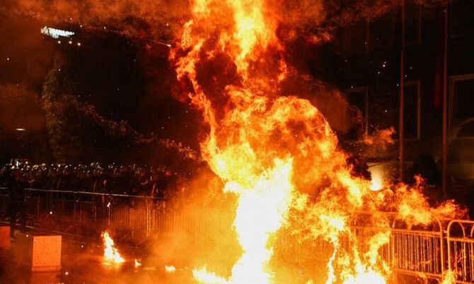 Αλβανία: Συγκρούσεις διαδηλωτών και αστυνομίας – Διαμαρτυρία κατά της αντιπροέδρου της κυβέρνησης