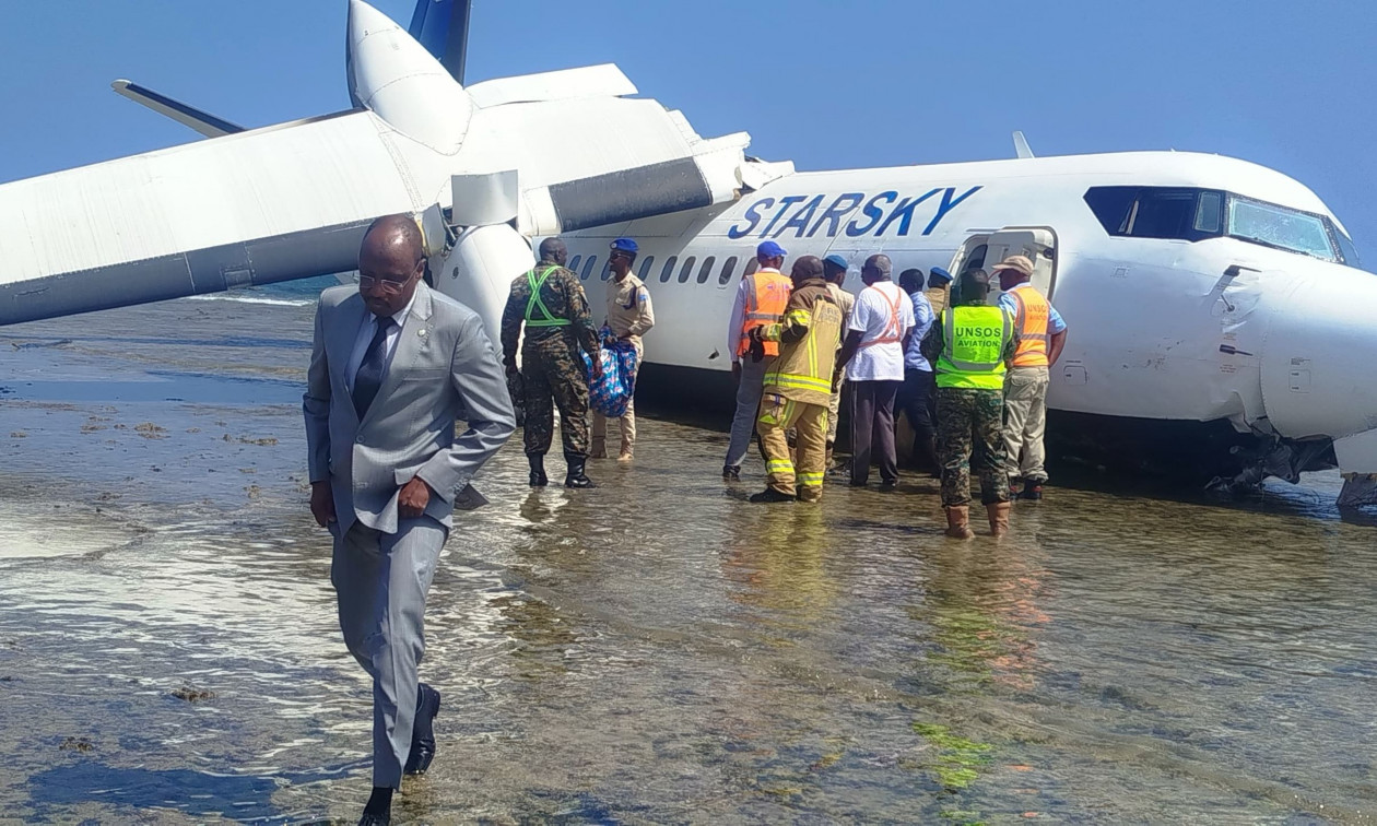 Αναγκαστική προσγείωση αεροπλάνου σε ακτή στη Σομαλία: Σώοι όλοι οι επιβαίνοντες – Βίντεο