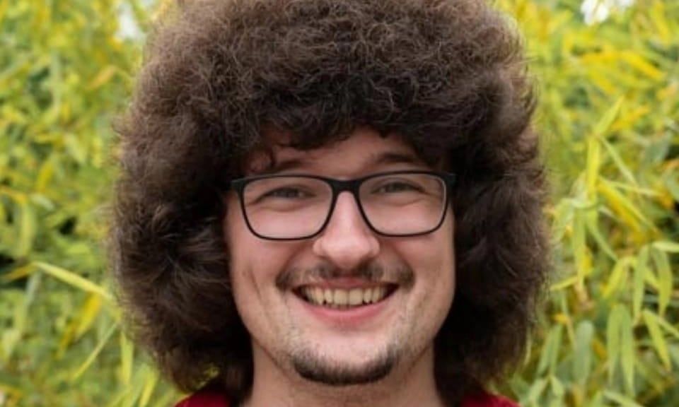 Μάντσεστερ Γιουνάιτεντ: Η εντυπωσιακή μεταμόρφωση του οπαδού που περιμένει 5 νίκες για να κουρευτεί