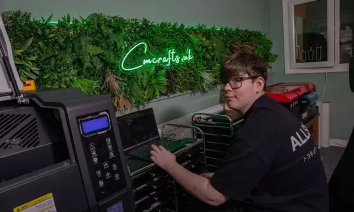 Πιτσιρικάς βγάζει 15.000 τον μήνα με επιχείρηση που έστησε από το δωμάτιό του