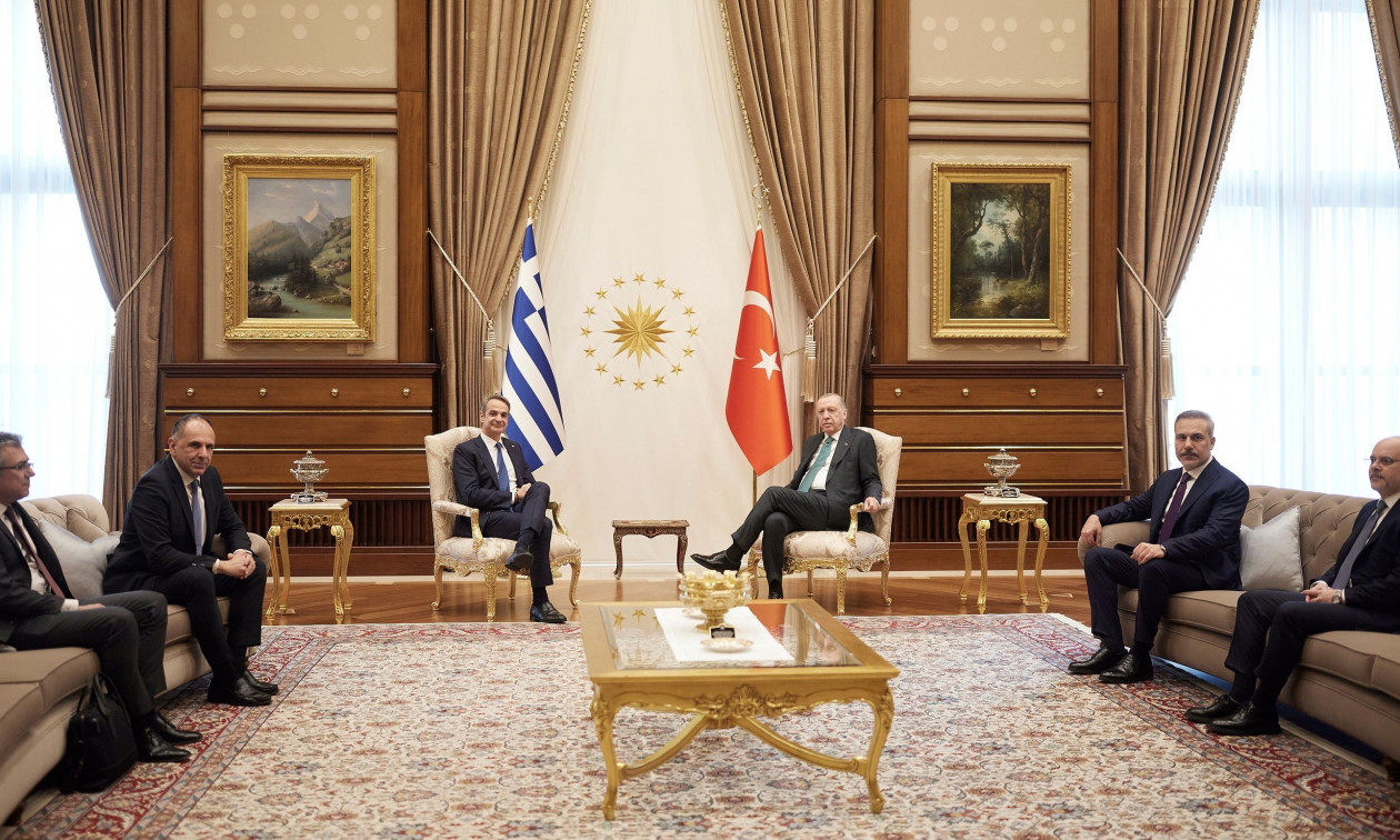 Συνάντηση Μητσοτάκη – Ερντογάν: Ο πρώτος διάλογος – Το χαμόγελο του Τούρκου προέδρου