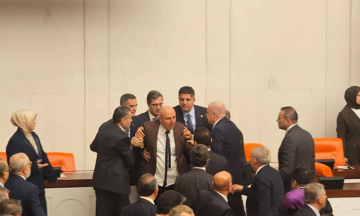 Τουρκία: Πιάστηκαν στα χέρια στη Bουλή με αφορμή την αλλαγή υπουργού Δικαιοσύνης – Δείτε βίντεο