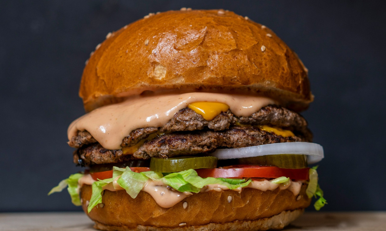 Είναι τα burger πιο εθιστικά από το τσιγάρο; Η νέα μελέτη για τα υπερ-επεξεργασμένα τρόφιμα