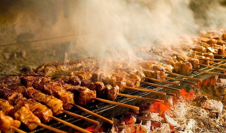 Τσικνοπέμπτη: Ψησταριά στο μπαλκόνι; – Τι λέει ο νόμος και τι κυρώσεις μπορεί να δεχθεί ο ψήστης