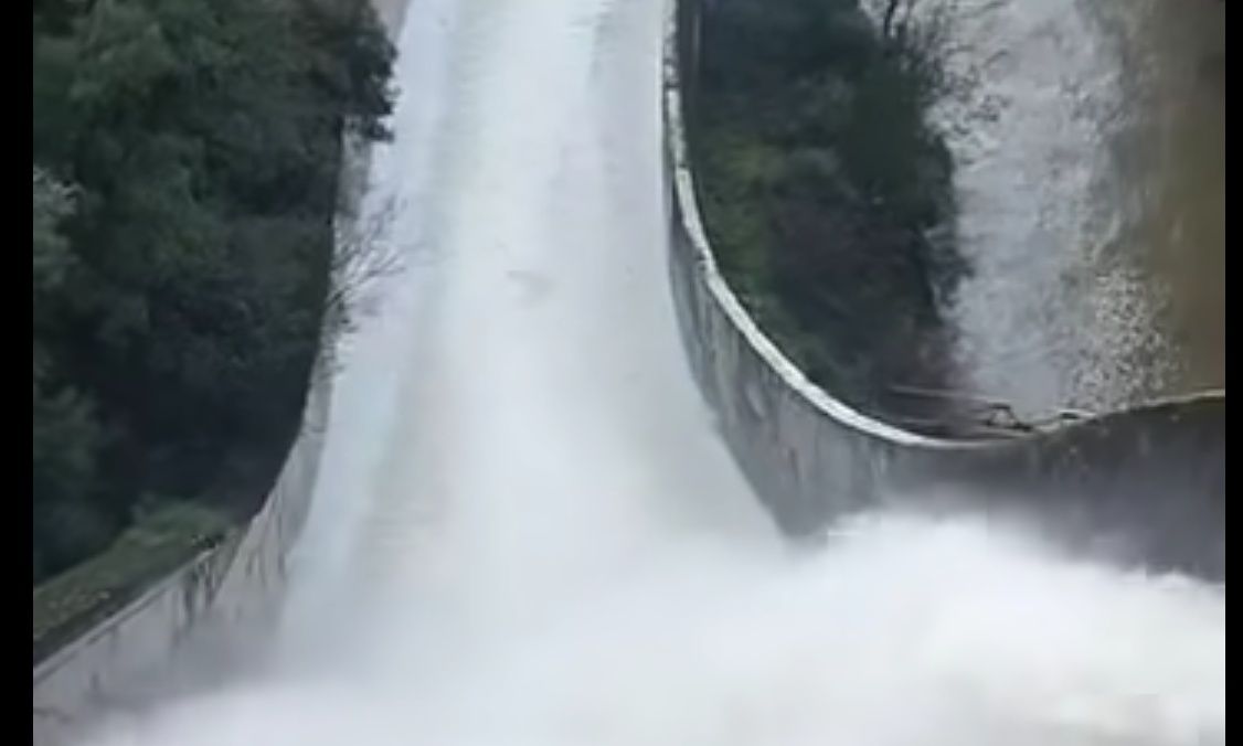 Αρκαδία: Υπερχείλισε το φράγμα του Λάδωνα – «Καμπανάκι» για τον Αλφειό (Βίντεο)