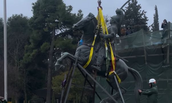 Τρίπολη: «Κατέβηκε» το άγαλμα του Κολοκοτρώνη από την πλατεία Άρεως – Βίντεο