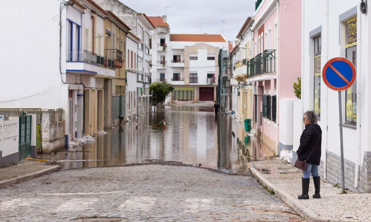 Νέες ισχυρές βροχοπτώσεις σαρώνουν την Πορτογαλία – «Βρισκόμαστε στα όρια των δυνατοτήτων μας»