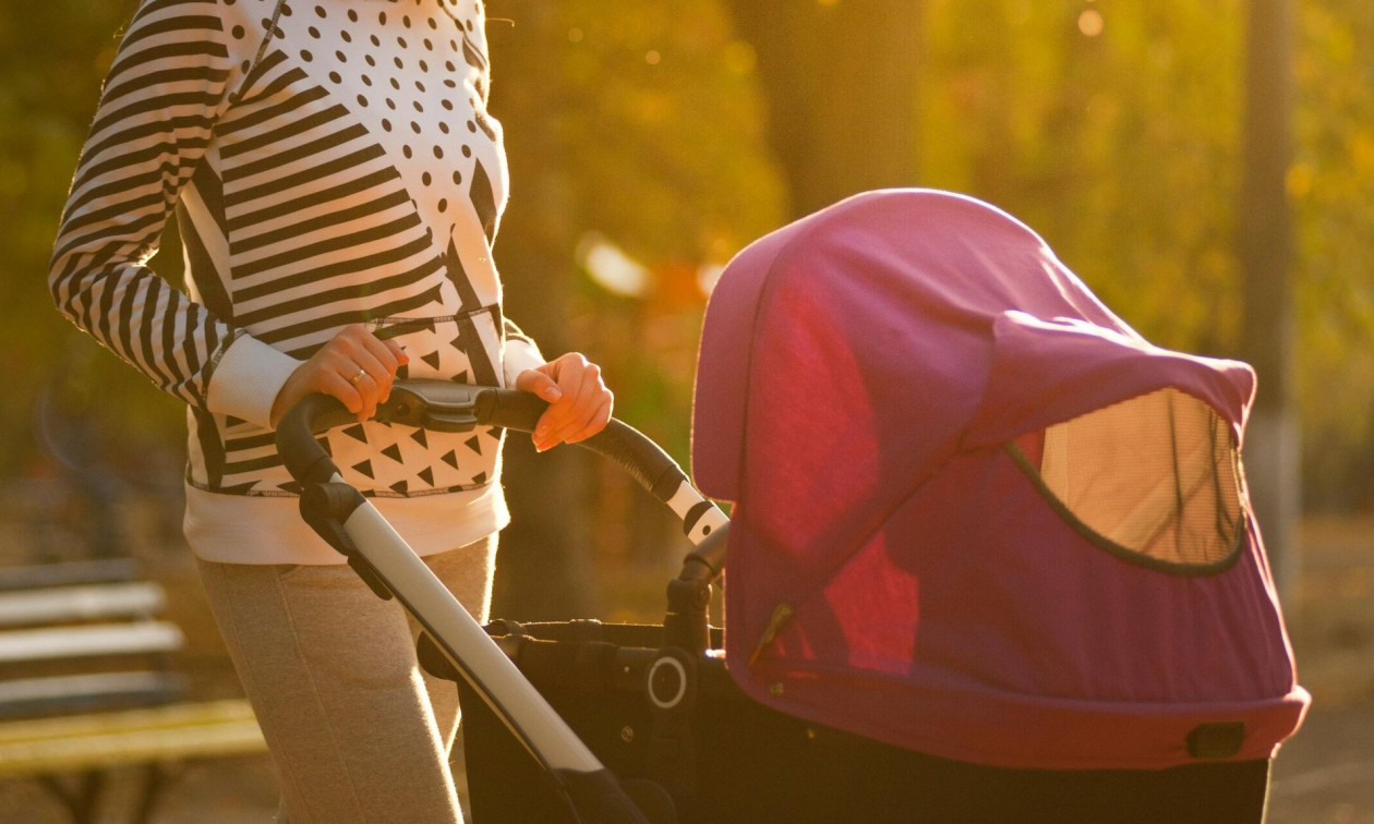 Γερμανία: Έκρυψαν 3.000 ευρώ σε κέρματα μέσα σε παιδικό καρότσι και στις τσέπες των παιδιών τους