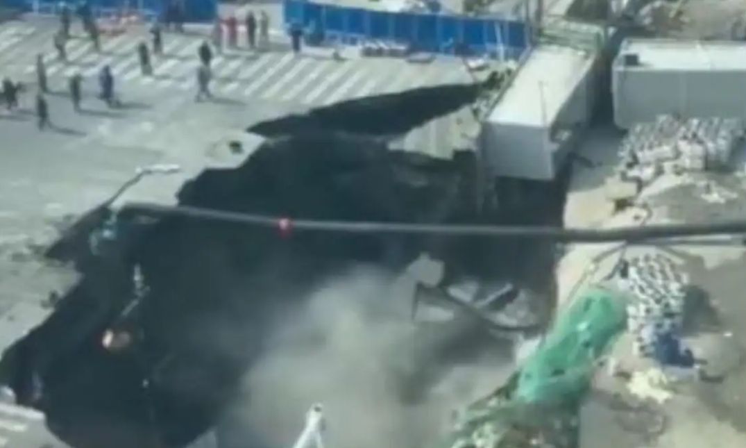 Κίνα: Βίντεο που «κόβει» την ανάσα – Τεράστια τρύπα… καταπίνει δρόμο στη Σανγκάη