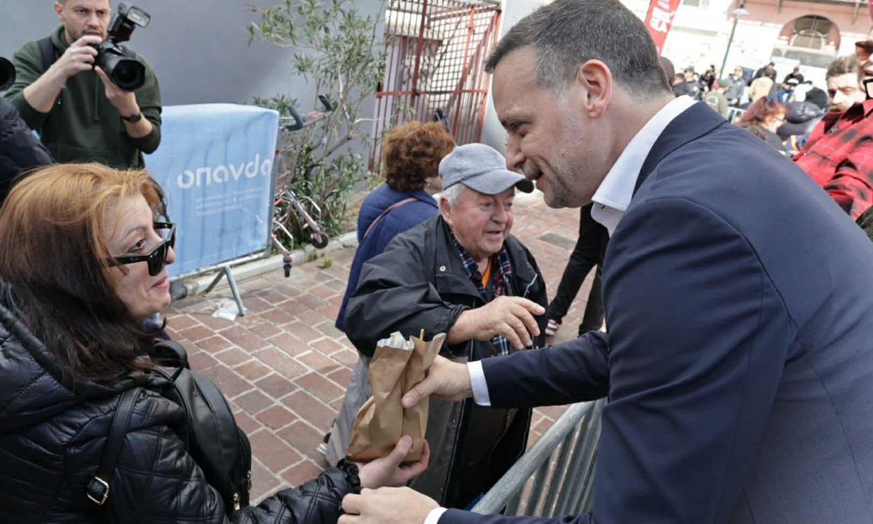 Τσικνοπέμπτη: Γιορτινή ατμόσφαιρα στο κέντρο της Αθήνας με μουσική, χορό και κεράσματα