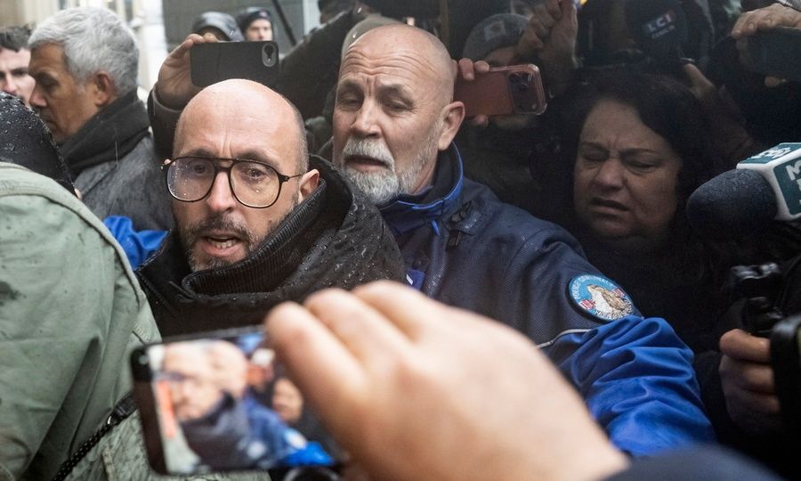 Κραν Μοντανά: Συγγενείς των θυμάτων λιντσάρισαν τους ιδιοκτήτες – «Σκοτώσατε τον γιο μου»