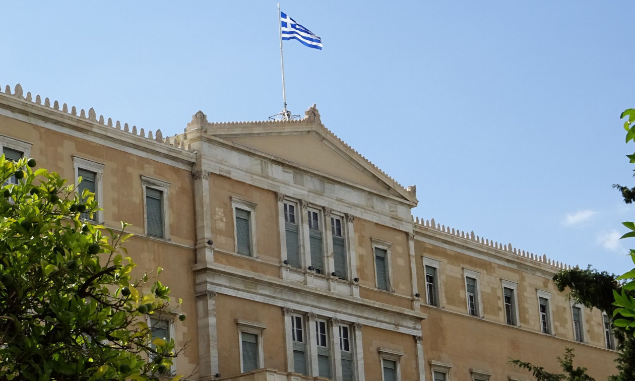 Τσικνοπέμπτη στη Βουλή με γουρουνοπούλα και κεμπάπ – Πόσο κοστίζουν για βουλευτές και επισκέπτες