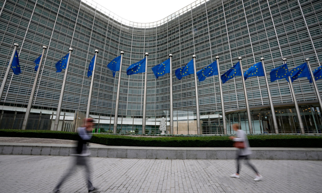 Explainer: Γιατί η αστυνομία έκανε έφοδο στα γραφεία της Κομισιόν – Νοικιάζει τα ακίνητα που πούλησε